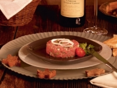 Beef-Tatar aus feinstem Schweizer Rindfleisch und schmackhafter Saucen