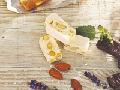 Zartes Nougat mit Honig und Mandeln