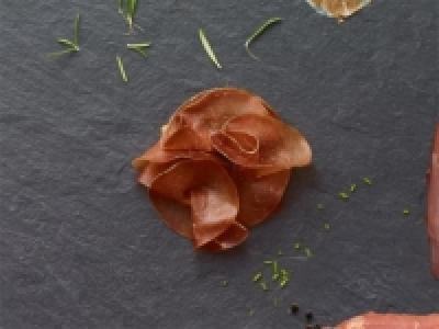 Bresaola della Valtellina geschnitten