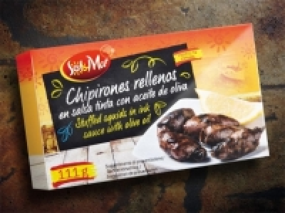 Chipriones rellenos en su tinta con aceite de oliva