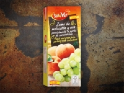 Zumo de melocot&oacute;n y uva