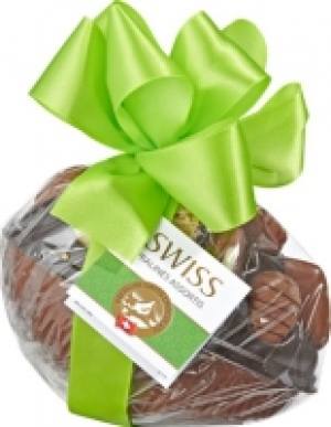 Halbei gefullt mit Pralin&eacute;s