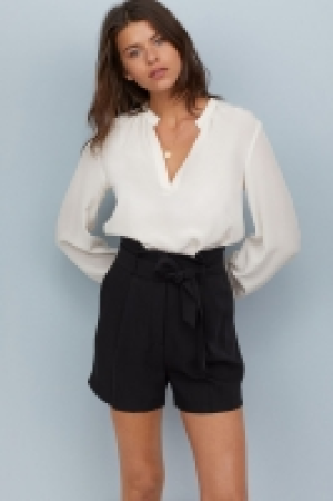  Shorts mit Bindegürtel CHF 23.95