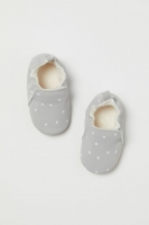  Weiche Hausschuhe CHF 6.95