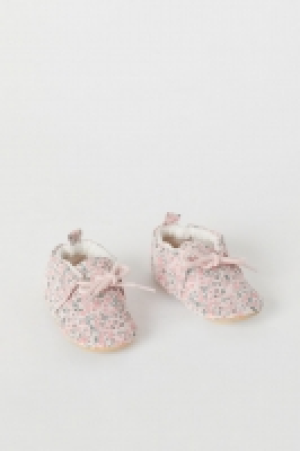  Weiche Hausschuhe CHF 4.95
