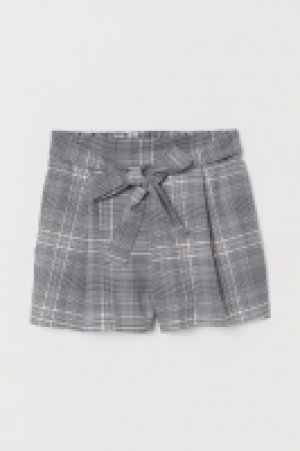  Shorts mit Bindegürtel CHF 11.95
