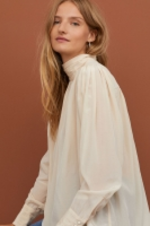  Bluse mit hohem Kragen CHF 34.95