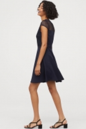  Kleid mit Kappenärmeln CHF 20.95