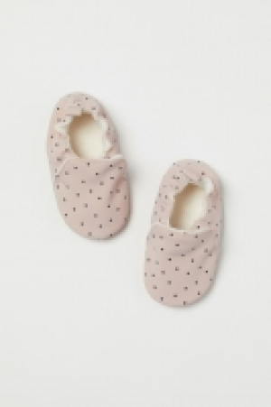  Weiche Hausschuhe CHF 7.45