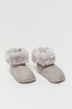  Weiche Hausschuhe CHF 5.95