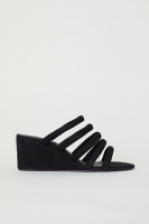 Pantoletten aus Veloursleder CHF 29.95