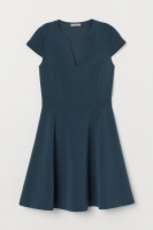 Kleid mit V-Ausschnitt CHF 28.95