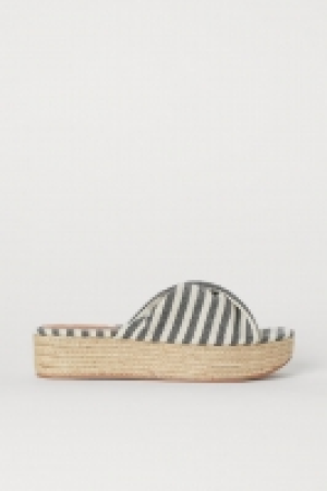 Pantoletten mit Plateau CHF 20.95