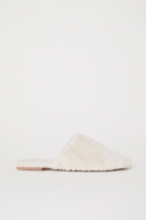 Hausschuhe aus Fellimitat CHF 17.95