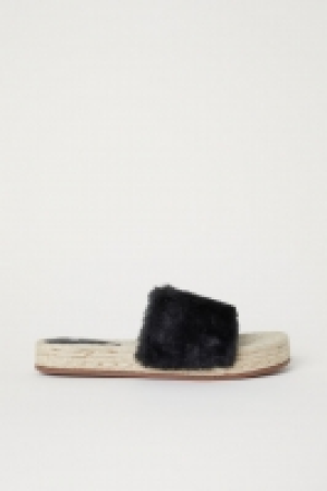 Hausschuhe aus Fellimitat CHF 23.95
