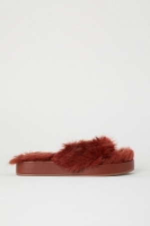 Hausschuhe aus Fellimitat CHF 27.95