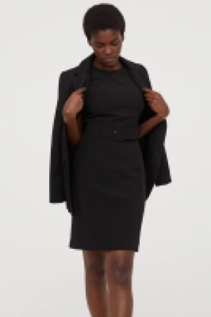 Kleid mit Gürtel CHF 30.95