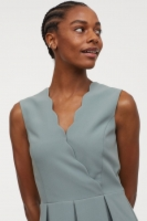 Kleid mit V-Ausschnitt CHF 33.95