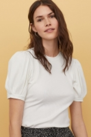 Geripptes Shirt mit Puffärmeln CHF 10.95