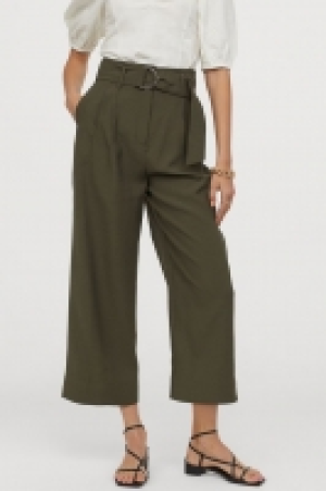 Weite Hose mit Gürtel CHF 23.95