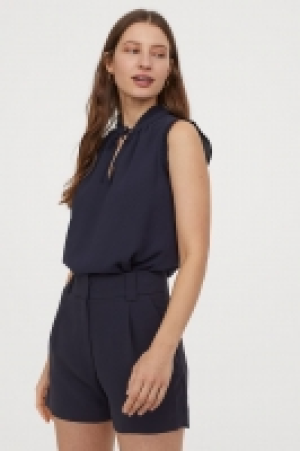 Bluse mit plissiertem Kragen CHF 13.95