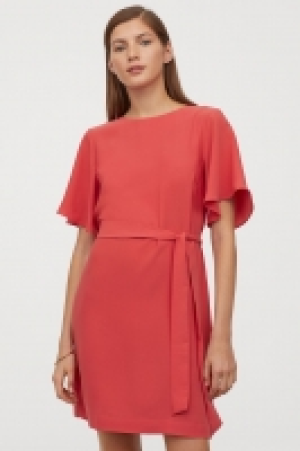 Kleid mit Bindegürtel CHF 18.95