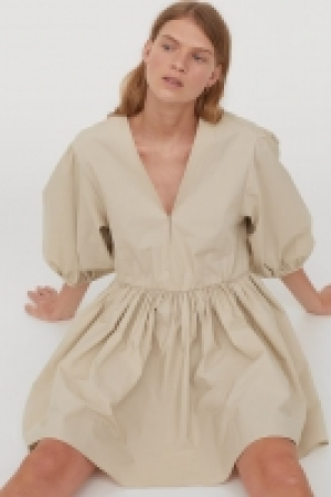 Kleid mit V-Ausschnitt CHF 47.95