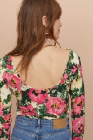 Shirt mit Rückenausschnitt CHF 10.95