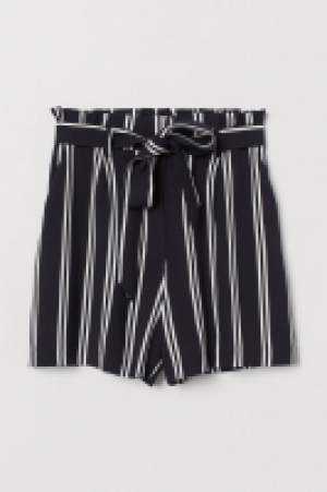 Shorts mit Bindegürtel CHF 12.95