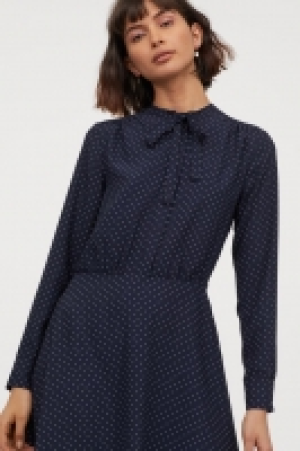 Crêpe-Kleid mit Bindebändern CHF 19.95