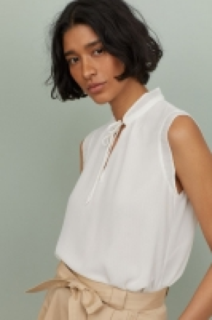 Bluse mit plissiertem Kragen CHF 18.95