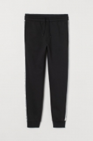 Joggers mit Kontraststreifen CHF 23.95