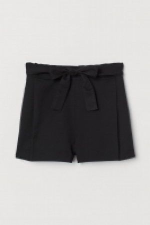 Shorts mit Bindegürtel CHF 10.95