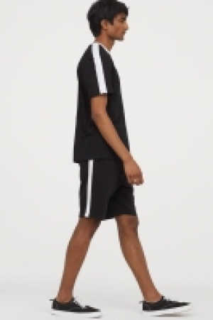 Shorts mit Kontraststreifen CHF 11.95