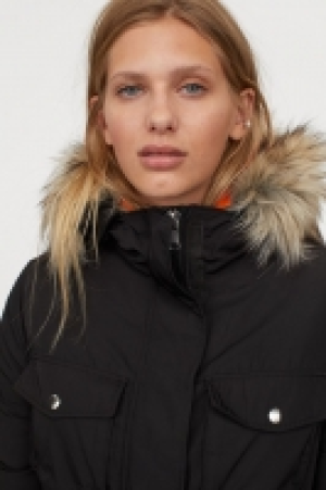 Wattierter Parka mit Kapuze CHF 55.95