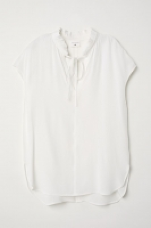 Bluse mit Volantkragen CHF 20.95