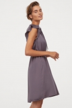 Kleid mit Bindegürtel CHF 27.95