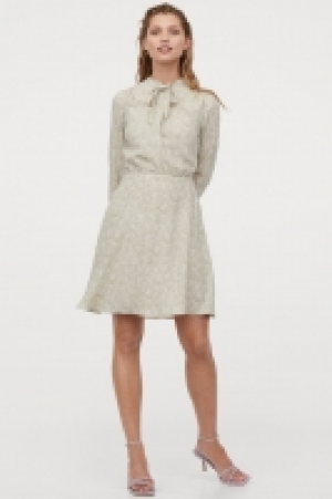 Crêpe-Kleid mit Bindebändern CHF 28.95