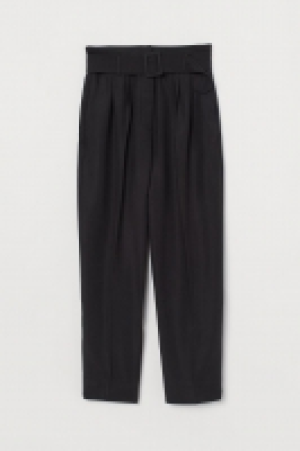 Knöchelhose mit Gürtel CHF 24.95