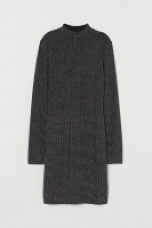 Tailliertes Kleid CHF 18.95