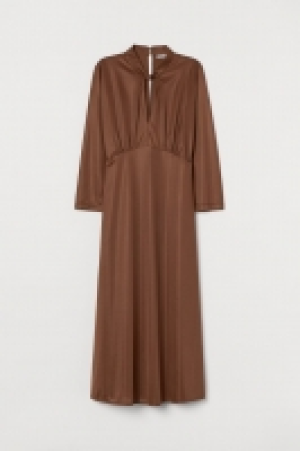 Kleid mit verdrehtem Kragen CHF 43.95