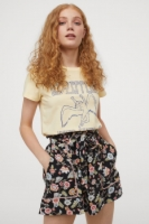 Shorts mit Bindegürtel CHF 19.95