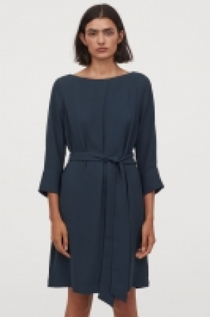 Kleid mit U-Boot-Ausschnitt CHF 17.95