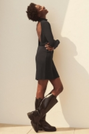 Geripptes Kleid mit Rollkragen CHF 9.95