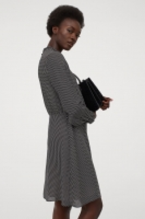 HM  Kleid mit plissiertem Kragen