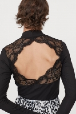 HM  Shirt mit Spitze im Rücken