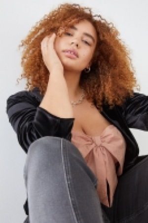 Kurzes Top mit Schleife CHF 7.95