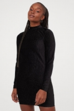 Kleid aus gecrinkeltem Velours CHF 9.95