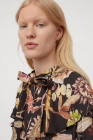 Bluse mit Volantkragen CHF 29.95