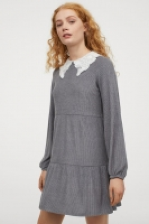 Geripptes Kleid mit Kragen CHF 24.95
